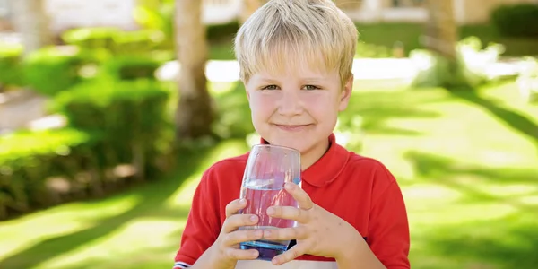 Netter Junger Kaukasischer Junge Der Klares Frisches Mineralwasser Trinkt Sommer — Stockfoto
