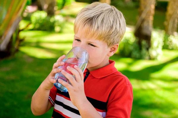 Lindo Chico Caucásico Joven Bebiendo Agua Mineral Fresca Aire Libre — Foto de Stock