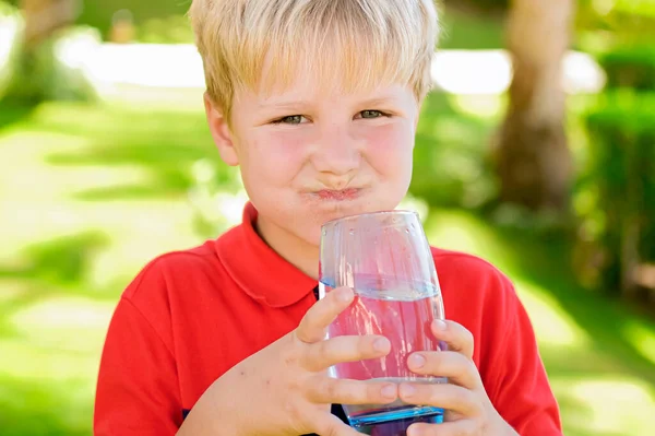 Lindo Chico Caucásico Joven Bebiendo Agua Mineral Fresca Aire Libre — Foto de Stock