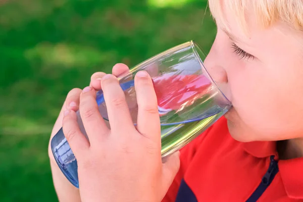 Lindo Chico Caucásico Joven Bebiendo Agua Mineral Fresca Aire Libre — Foto de Stock