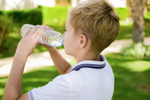 Junger Kaukasischer Junge Trinkt Klares Frisches Mineralwasser Aus Einer Plastikflasche — Stockfoto