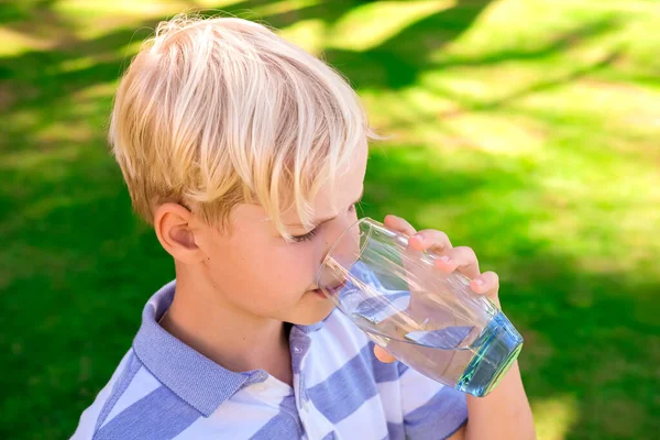 Leuke Jonge Kaukasische Jongen Drinken Helder Zoet Mineraalwater Buiten Tijdens Rechtenvrije Stockafbeeldingen