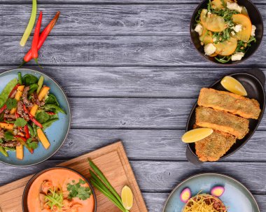 Yukarıdan renkli bir ziyafet masası, üst manzara. Sağlıklı beslenme ya da yaşam tarzı konsepti. Ücretsiz metin alanı olan düz kompozisyon. Kırsal ahşap arkaplan.