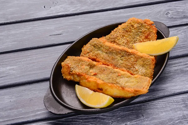 Pescado Frito Con Trozo Limón Sobre Una Mesa Rústica Madera —  Fotos de Stock
