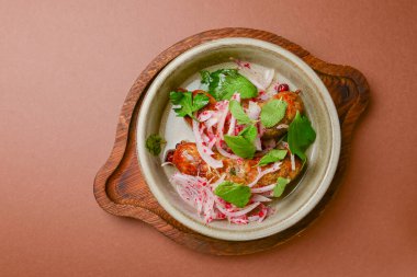 Kahverengi arka planda seramik kasede servis edilen sebzeli barbekü sosisleri. Yemek için nefis bir fikir. Gürcistan mutfağı kavramı.