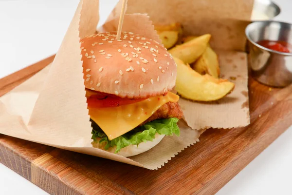Hamburger Frytkami Sosem Soczysty Burger Drewnianej Desce Białym Tle Fast — Zdjęcie stockowe