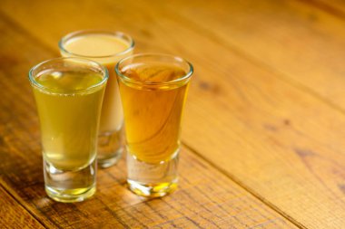 Elma ve tarçınlı taze organik elma şarabı koyu kırsal ahşap masa zemininde. Kapatın. Alkolik içecek, tatlı içecek..,
