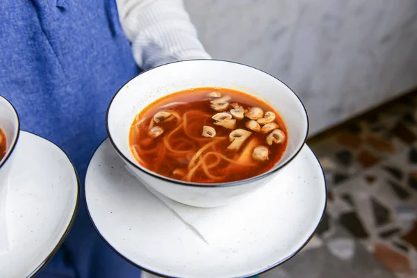 Чашка Китайской Лапши Куриным Бульоном Грибами Подаётся Официантом Ресторане Закусочной — стоковое фото