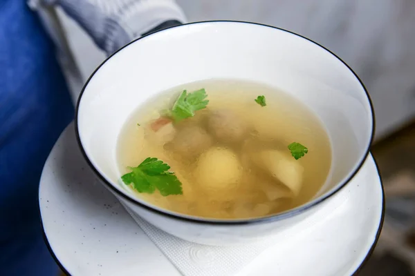 Tazón Sopa Fideos Chinos Con Caldo Pollo Champiñones Servido Por — Foto de Stock
