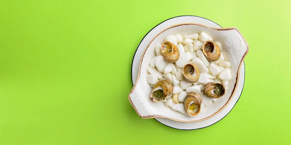 เอสคาร กอต เดอ เบอร กอนเนมอน หอยทากทอดก บเนยกระเท อาหารรสเล ศในแผ นเซราม — ภาพถ่ายสต็อก