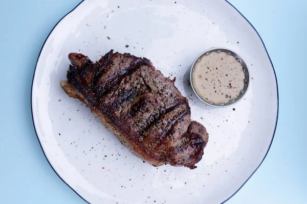 Nydelig Biff Med Saus Servert Hvit Tallerken Pastellblå Bakgrunn Bbq – stockfoto