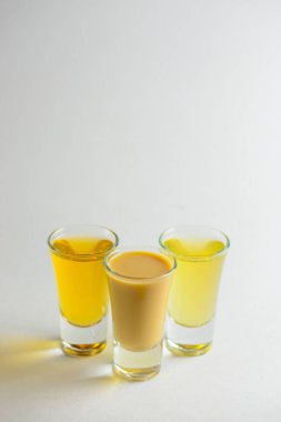 Beyaz arka planda elma ve tarçınlı taze organik elma şarabı. Kapatın. Alkolik içecek, tatlı içecek..,