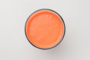 İzole edilmiş narenciye suyu. Beyaz arka planda portakal, greyfurt ya da limon suyu bulunan bir bardak. Beyaz, küçük bardaklarda taze, sağlıklı bir içecek..