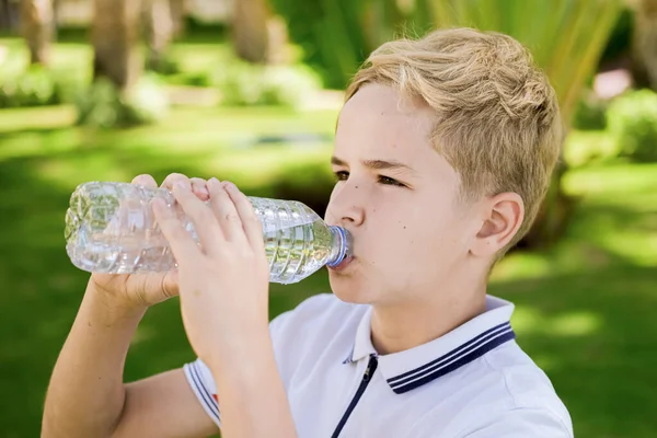 Junger Kaukasischer Junge Trinkt Klares Frisches Mineralwasser Aus Einer Plastikflasche — Stockfoto