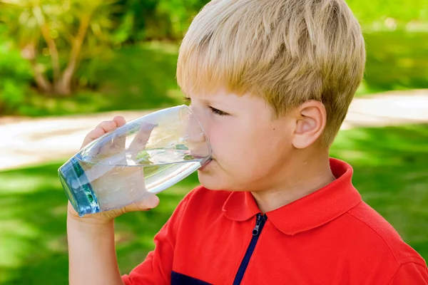 Cute Young Caucasian Boy Drinking Clear Fresh Mineral Water Outdoors — Stok fotoğraf