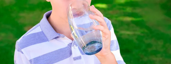 Lindo Chico Caucásico Joven Bebiendo Agua Mineral Fresca Aire Libre — Foto de Stock