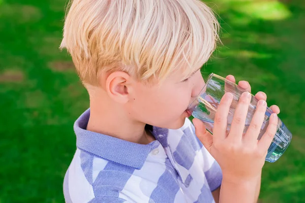 Netter Junger Kaukasischer Junge Der Klares Frisches Mineralwasser Trinkt Sommer — Stockfoto
