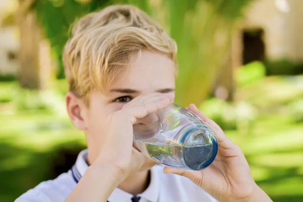 Joven Chico Caucásico Bebiendo Agua Mineral Fresca Aire Libre Durante — Foto de Stock