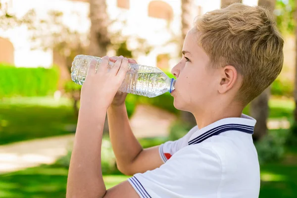 Junger Kaukasischer Junge Trinkt Klares Frisches Mineralwasser Aus Einer Plastikflasche — Stockfoto