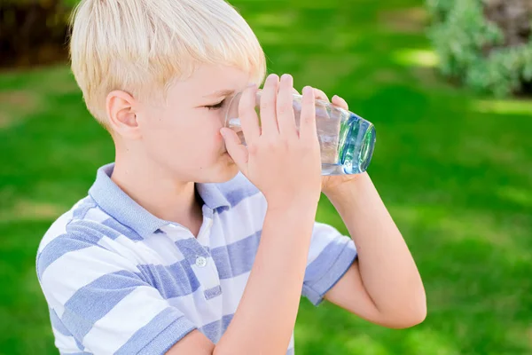 Junge Kaukasische Jungen Trinken Klares Frisches Mineralwasser Sommer Freien Kleines — Stockfoto