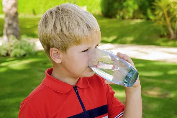 Leuke Jonge Kaukasische Jongen Drinken Helder Zoet Mineraalwater Buiten Tijdens Stockfoto