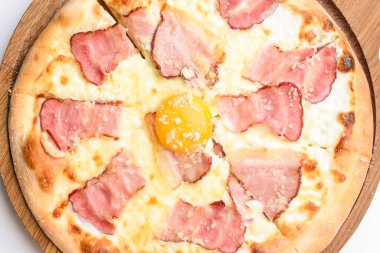 Pastırmalı pizza ve yumurta sarısı. Beyaz arkaplan üzerinde geleneksel tarif.