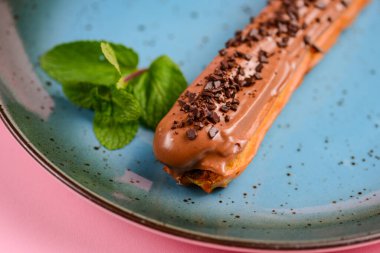 Pembe arka planda çikolata ile dolu nefis bir ekinoz. Fransız mutfağı konsepti, çay ya da kahve saati için tatlı..