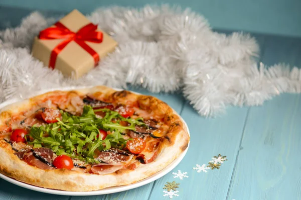 Świąteczna pizza na desce. Świąteczna pizza. Koncepcja kuchni włoskiej. — Zdjęcie stockowe