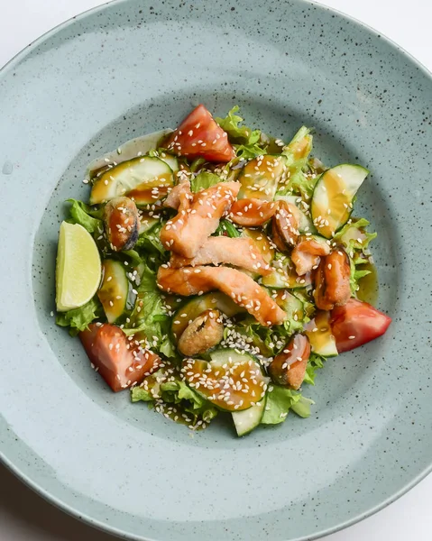 Salada de salmão assada com tomates, pepinos, abacate. Conceito de cozinha asiática, deliciosa ideia de jantar. — Fotografia de Stock