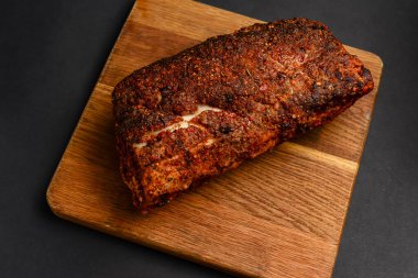 Siyah arka planda eski ahşap bir tahtada servis edilen sulu, sulu ızgara fileto biftek..