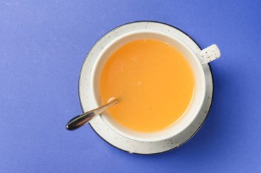 Mavi arka planda zencefilli turunçgil çayı. Çay zamanı konsepti, soğuk kış mevsimi için sağlıklı bir içecek..