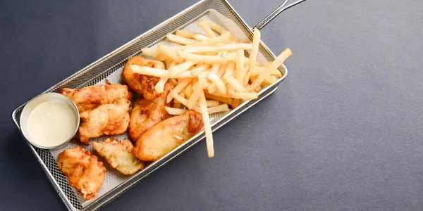 Stekt Räkkött Bollar Med Söt Sås Och Pommes Frites Serveras — Stockfoto