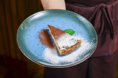 Çikolatalı ve kremalı lezzetli, modern kakaolu pasta. Restoranda ya da kafede garsonluk yapıyor, dışarıda yemek yiyor..