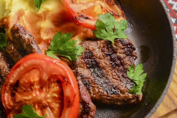 Närbild Saftig Biff Serveras Kastrull Med Bbq Grillade Tomater Över — Stockfoto