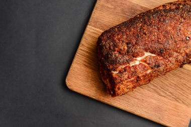 Siyah arka planda eski ahşap bir tahtada servis edilen sulu, sulu ızgara fileto biftek. Tam bir akşam yemeği için fikir. Şef tarifi..