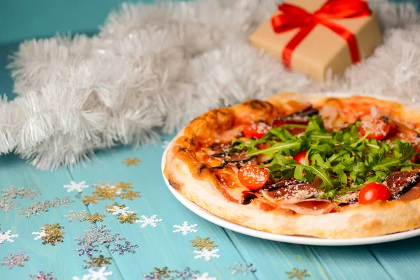 Świąteczna Pizza Desce Świąteczna Pizza Prosciutto Crudo Pomidorami Wiśniowymi Niebieskim — Zdjęcie stockowe