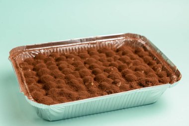 Folyo kutusunda nefis tiramisu tatlısı. Yemek servisi, çay ya da kahve için doğal organik tatlı. İtalyan mutfağı konsepti, geleneksel tarif.