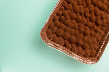Folyo kutusunda nefis tiramisu tatlısı. Yemek servisi, çay ya da kahve için doğal organik tatlı. İtalyan mutfağı konsepti, geleneksel tarif.