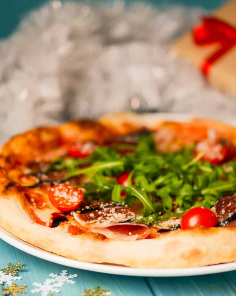 Świąteczna Pizza Desce Świąteczna Pizza Prosciutto Crudo Pomidorami Wiśniowymi Niebieskim — Zdjęcie stockowe