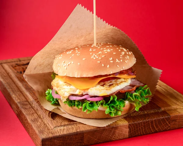 Bekon Hamburger Kurczaka Czerwoną Cebulą Serem Czerwonym Tle Fast Food — Zdjęcie stockowe