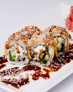 Beyaz arka planda sunulan unagi soslu yılan balığı, somon balığı ve ton balığı. Geleneksel Japon mutfağı, Asya mutfağı kavramı.