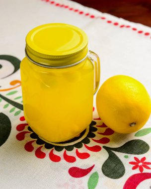 Geleneksel Ukrayna masa örtüsü üzerine limonlu zencefil çayı ve nane şekeri. Ukrayna mutfağı konsepti, Noel zamanı. Kapat..