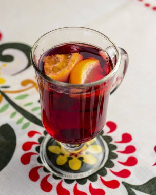 Geleneksel Ukrayna masa örtüsünün üzerinde sıcak şarap bardağına yakın çekim. Noel zamanı, kış zamanı. Soğuk hava için sıcak içecek.