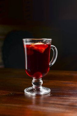 Siyah arka planda sıcak şarap bardağının içinde. Noel zamanı, kış zamanı. Soğuk hava için sıcak içecek.