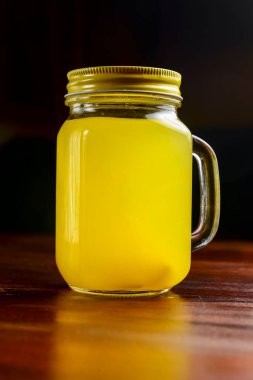 Siyah arka planda limonlu zencefilli çay. Ukrayna mutfağı konsepti, Noel zamanı. Kapat..