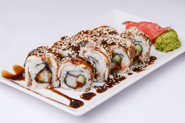 Beyaz arka planda sunulan unagi soslu yılan balığı, somon balığı ve ton balığı. Geleneksel Japon mutfağı, Asya mutfağı kavramı.