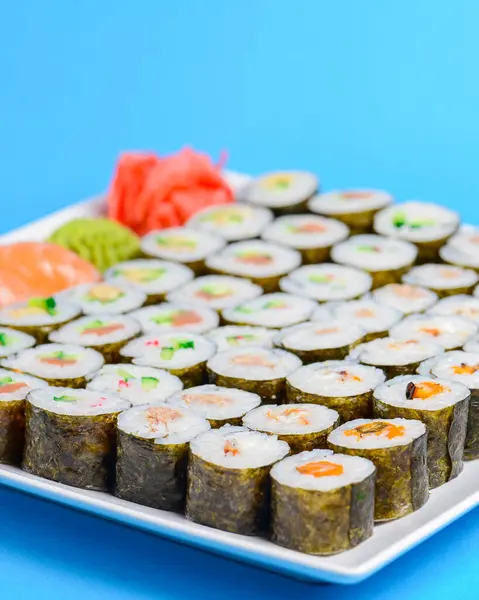 Sushi Velký Set Sloužil Bílém Talíři Nad Modrým Pozadím Tradiční — Stock fotografie