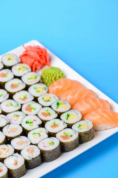 Sushi Velký Set Sloužil Bílém Talíři Nad Modrým Pozadím Tradiční — Stock fotografie