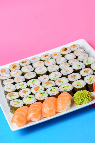 Sushi Grande Set Servito Piatto Bianco Sfondo Rosa Tradizionale Asiatica — Foto Stock