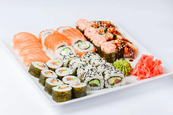 Sushi Velký Set Sloužil Bílém Talíři Nad Bílým Pozadím Tradiční — Stock fotografie